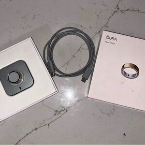 Oura Ring 4 in Gold with Charger